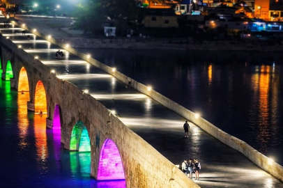 Adana’nın simgesi Taşköprü, şehrin silüetine değer katan aydınlatma projesiyle yeniden ışıklandırıldı