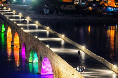 Adana’nın simgesi Taşköprü, şehrin silüetine değer katan aydınlatma projesiyle yeniden ışıklandırıldı