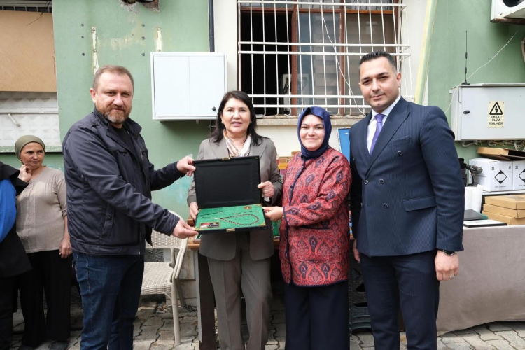 AK Parti Adana Milletvekili Sunay Karamık, Sarıçam’da düzenlenen “El Emeği Göz Nuru” etkinliğinde kadın üreticilerle bir araya geldi. Karamık, 40 kadının üretimle ekonomik hayatta daha güçlü yer edindiğini belirtti. 