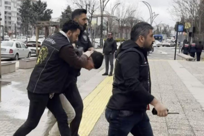 Annesinin sevgilisini bıçaklayan genç ve polise tokat atan annesi tutuklandı