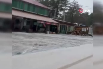 Osmaniye'de dolu yağışı yolları beyaza bürüdü