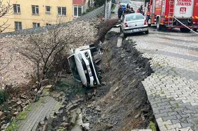 Üsküdar’da yol çöktü, otomobil çukura düştü