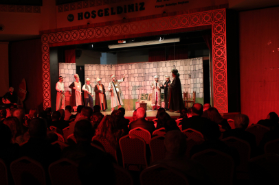 Yüreğir’de “Pir Sultan Abdal” oyunu izleyiciden tam not aldı