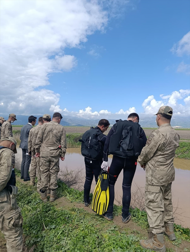 Hatay'ın Kumlu ilçesinde sulama kanalında erkek cesedi bulundu 3