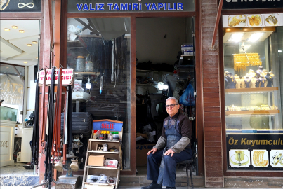 Hataylı ayakkabı ustası Cemil Olğun 44 yıldır tarihi çarşıda çekiç sallıyor