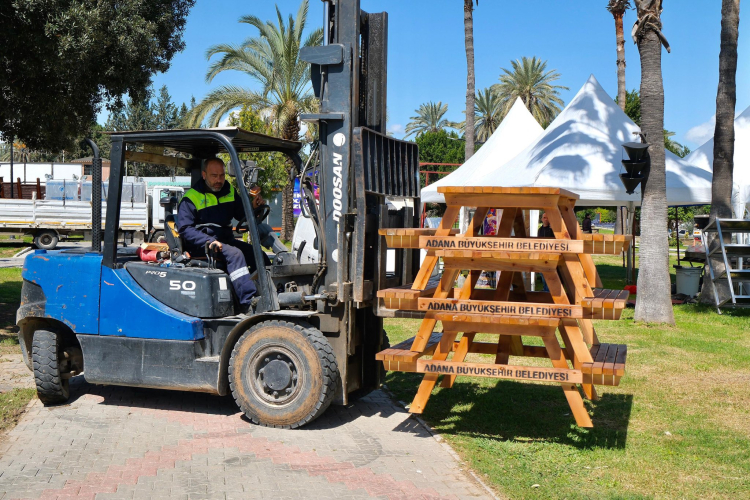 Adana Büyükşehir Belediyesi, 1-5 Nisan tarihleri arasında düzenlenecek Uluslararası Portakal Çiçeği Karnavalı öncesinde Merkez Park’ta temizlik, ilaçlama ve düzenleme çalışmalarını tamamlayarak alanı ziyaretçilere hazır hale getirdi.