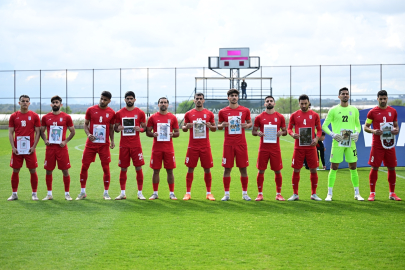 İran Milli Takımı, Kosta Rika maçı öncesi savaşta hayatını kaybeden çocukları andı