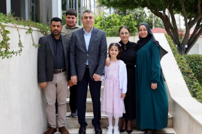 Mersin Valisi Atilla Toros depremzede Hazal'ın umre hayalini gerçekleştirdi