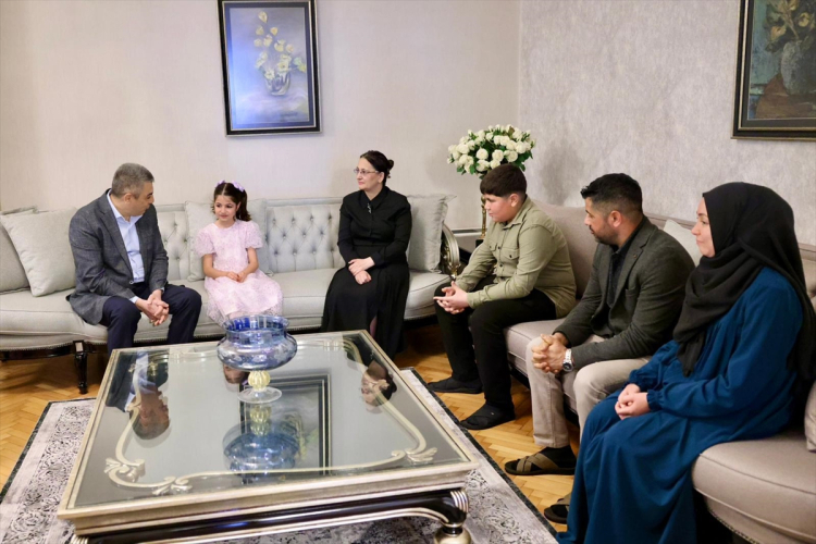 Mersin Valisi Atilla Toros depremzede Hazal'ın umre hayalini gerçekleştirdi 2