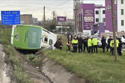Samsun'da öğrencilerin bulunduğu midibüsün devrilmesi sonucu 11 kişi yaralandı