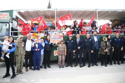 Adana’da otizmli çocuklar üstü açık otobüsle şehir turu attı