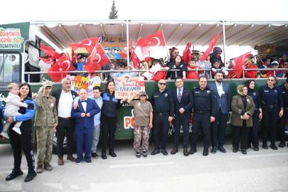 Adana’da otizmli çocuklar üstü açık otobüsle şehir turu attı