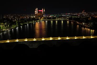 Adana’nın tarihi simgesi Taşköprü ışıklandırıldı