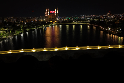 Adana’nın tarihi simgesi Taşköprü ışıklandırıldı
