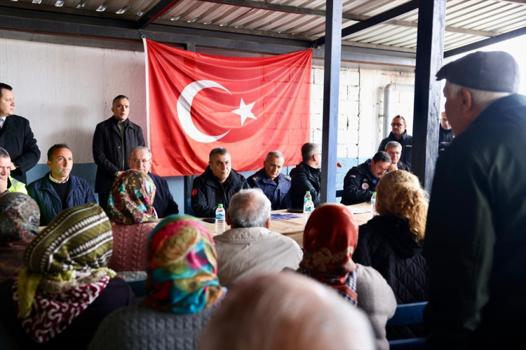 Mersin Valisi Atilla Toros heyelan bölgesinde incelemelerde bulundu 2