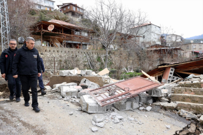 Mersin Valisi Atilla Toros heyelan bölgesinde incelemelerde bulundu