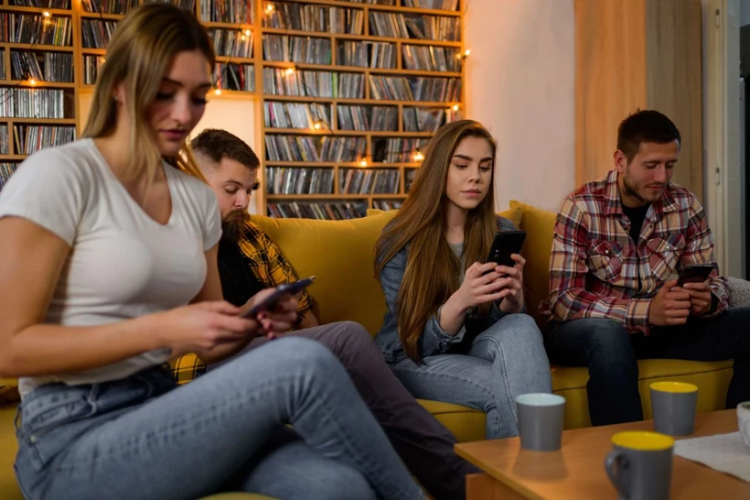 Sohbet Esnasında Telefona Bakma