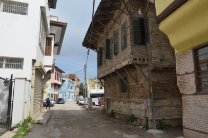 Adana’da bozuk yollar vatandaşı isyan ettirdi