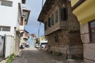 Adana’da bozuk yollar vatandaşı isyan ettirdi