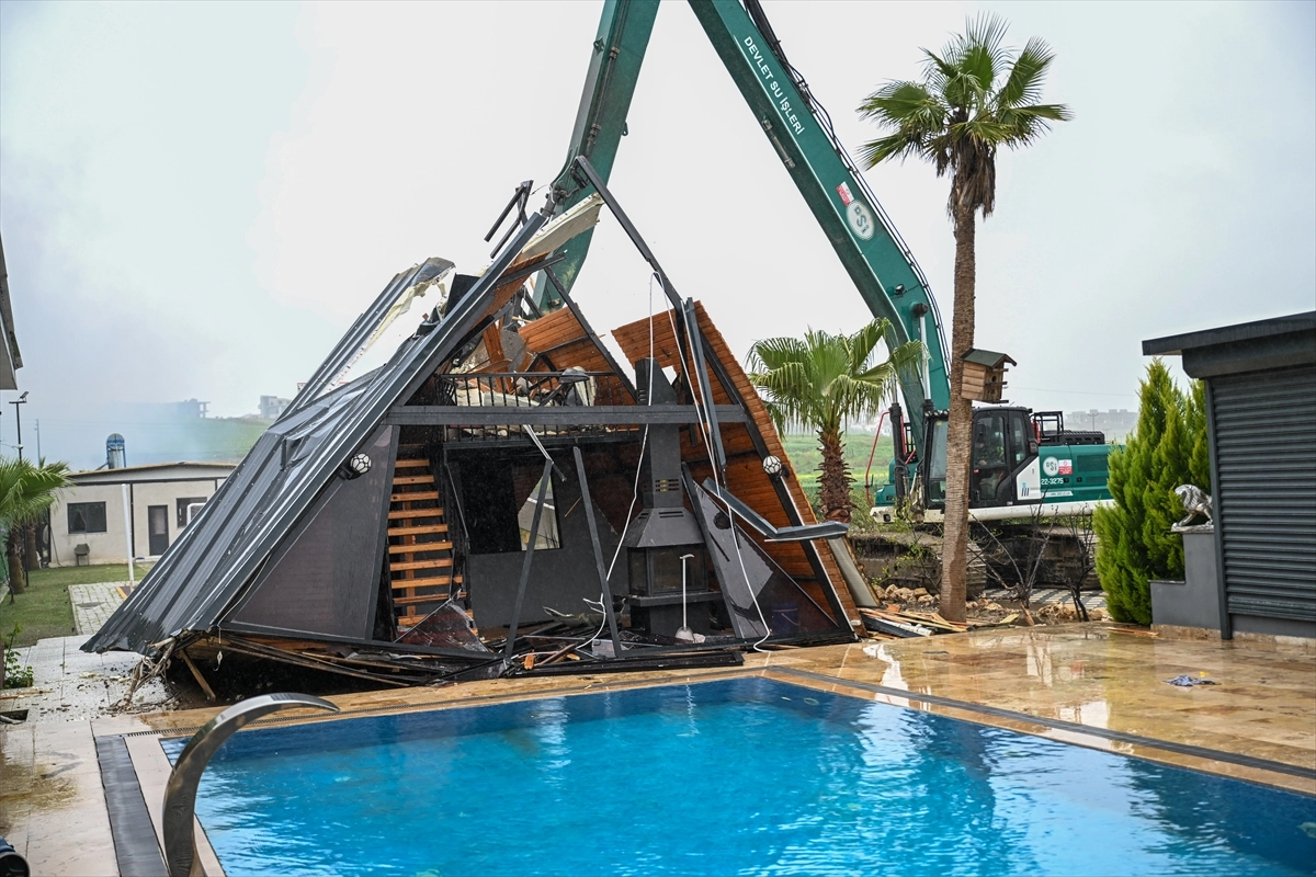 Adana’da göl kıyısındaki kaçak yapılar yıkılıyor