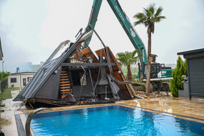 Adana’da göl kıyısındaki kaçak yapılar yıkılıyor