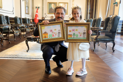 Depremin izlerini protez bacağıyla siliyor: Zeynep'ten Vali Masatlı'ya duygulandıran hediye