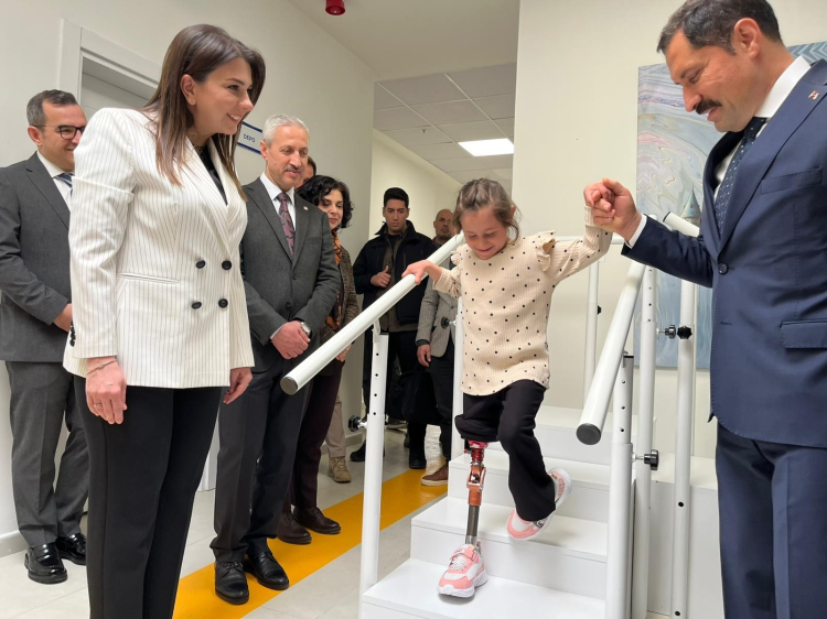 Depremin izlerini protez bacağıyla siliyor Zeynep'ten Vali Masatlı'ya duygulandıran hediye 2