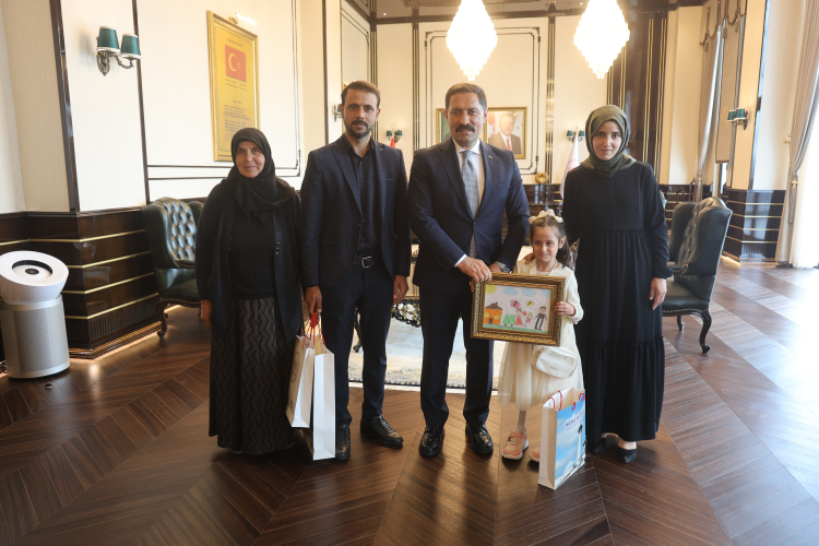 Depremin izlerini protez bacağıyla siliyor Zeynep'ten Vali Masatlı'ya duygulandıran hediye 3