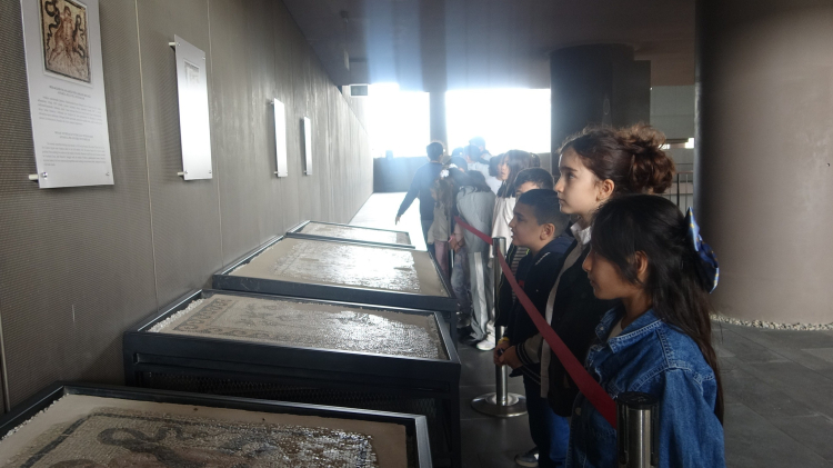 Gazella Gazella Çocuk Korosu üyeleri Antakya'nın tarihi mekanlarını keşfetti 2