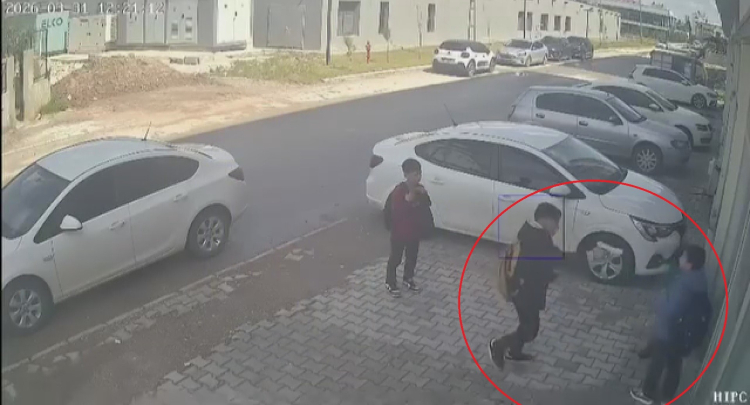 Hatay'da ellerindeki oyuncak silahla 11 yaşındaki çocuğun önünü kesen 3 akranı para istedi 2