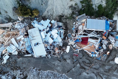 Karataş’ta kaçak yapılaşmaya karşı yıkım çalışması devam ediyor