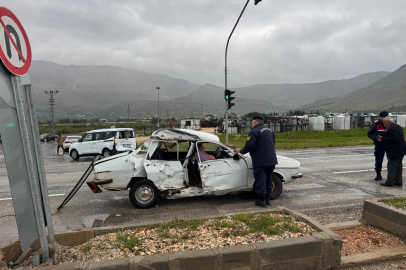 Mersin'de iki aracın karıştığı kazada 3 kişi yaralandı