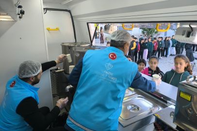 Osmaniye'de öğrencilere mobil araçla sıcak çorba ikramı yapıldı
