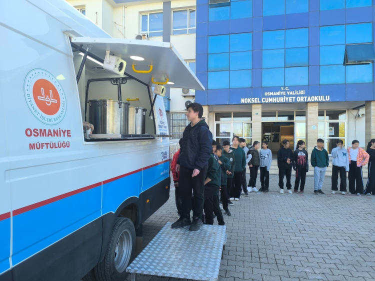 Osmaniye'de öğrencilere mobil araçla sıcak çorba ikramı yapıldı 2