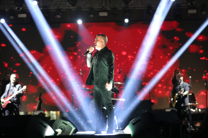 Adana’da  14. Portakal Çiçeği Karnavalı'nda yağmur altında Haluk Levent coşkusu