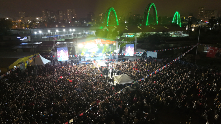 Adana’da  14. Portakal Çiçeği Karnavalı'nda yağmur altında Haluk Levent coşkusu 3