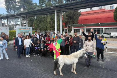 Adana’da özel bireyler ata bindi, gönüllerince eğlendi