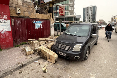 Adana'da yıkılan bahçe duvarı park halindeki araçta hasara yol açtı