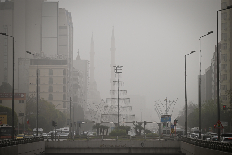 HATAY'DA TOZ TAŞINIMI ETKİSİNİ SÜRDÜRÜYOR