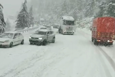 Antalya'da nisan ayında kar sürprizi, sürücüler zor anlar yaşadı