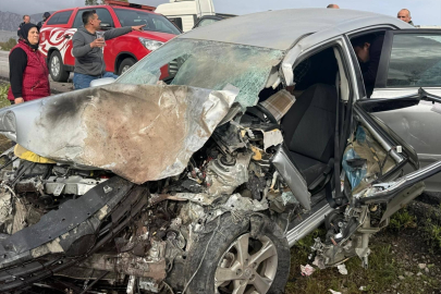 Antalya'da tır ile otomobilin çarpışması sonucu 2 kişi yaralandı