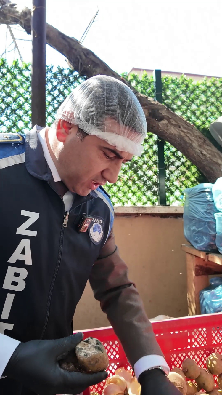 Hatay'da yemek üretim firmasına yönelik hijyen denetiminde, üzerinde sinekler uçuşan çürümüş patatesler ve kararmış tencereler zabıta ekiplerini hayrete düşürdü 3