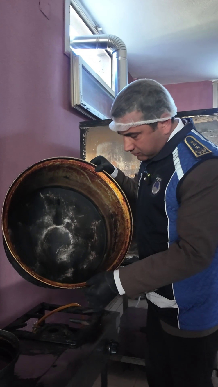 Hatay'da yemek üretim firmasına yönelik hijyen denetiminde, üzerinde sinekler uçuşan çürümüş patatesler ve kararmış tencereler zabıta ekiplerini hayrete düşürdü 4