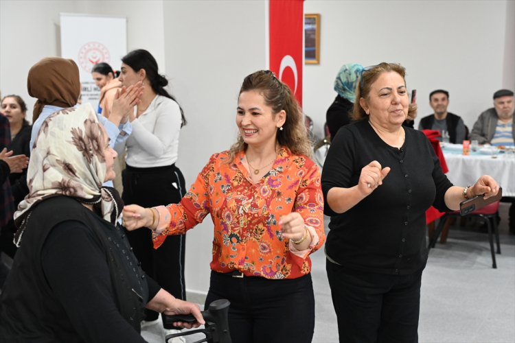 Kadirli'de huzurevi sakinleri için moral ve eğlence etkinliği düzenlendi 2