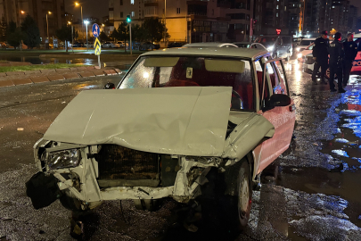 Kayseri’de iki otomobil çarpıştı: Tofaş kağıt gibi ezildi