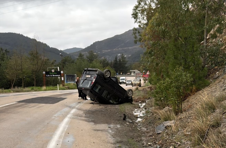 Kozan'da kontrolden çıkan hafif ticari araç takla attı 1 yaralı 2