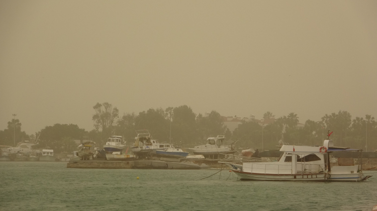Mersin'de Libya kaynaklı toz taşınımı görüş mesafesini düşürdü 2