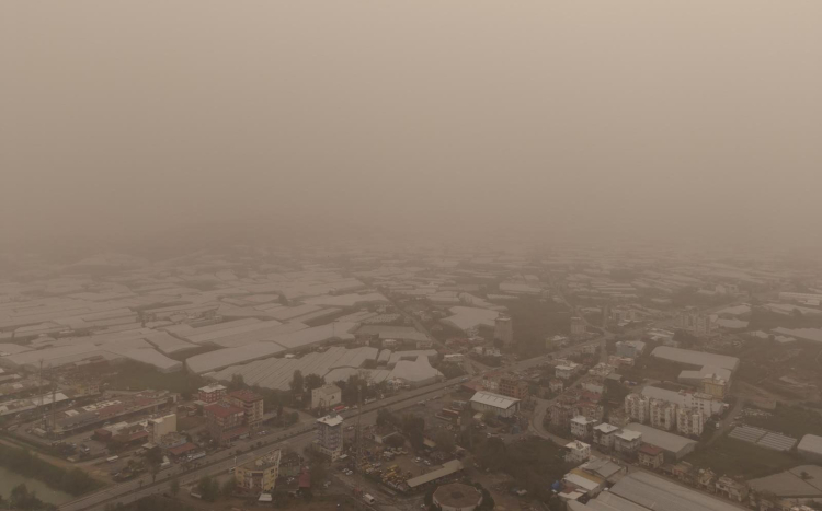 Mersin'de Libya kaynaklı toz taşınımı görüş mesafesini düşürdü 3