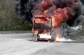 Yalova’da seyir halindeki yolcu otobüsü alev alev yandı