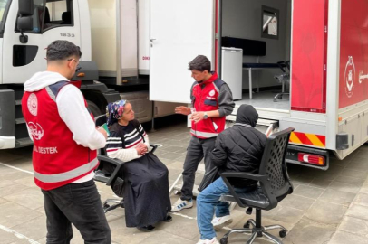 Adana'da mobil sosyal hizmet aracı sahaya indi